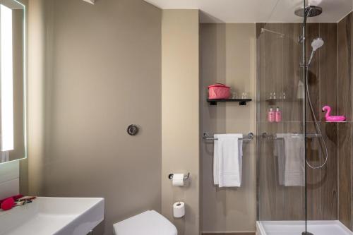 Bilik mandi di Moxy Paris Clamart