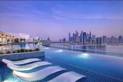 LUX Infinity Pool with GYM, Private Beach Studio