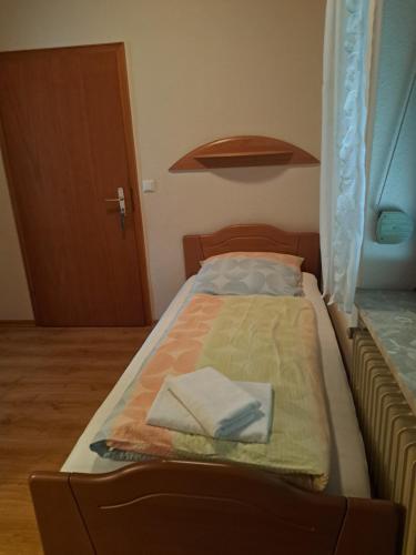 a small bed in a room with a door at Alte Winzerschenke in Bruttig-Fankel