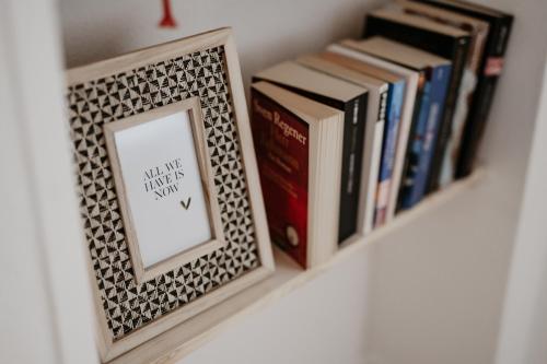 a book shelf with a picture and books at Altstadt Apartment Lemgo in Lemgo