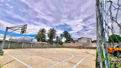 Tenis dan/atau kemudahan skuasy di Urban Stay in Seawind 1BR with Flexi atau berdekatan
