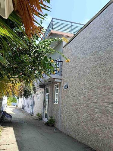 a brick building with a window on the side of it at Fiya Inn in Maalhos