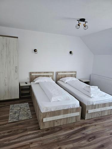 Ένα ή περισσότερα κρεβάτια σε δωμάτιο στο Vila de Sub Pădure
