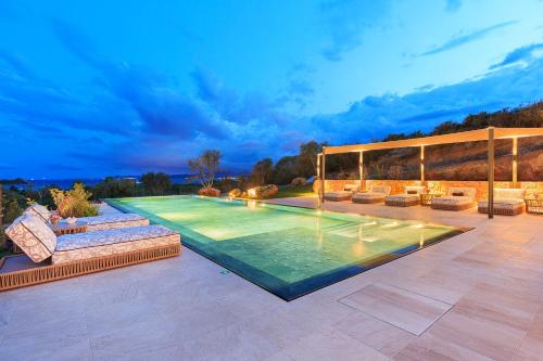 Πισίνα στο ή κοντά στο Villa Six - Your Seaside Retreat at Salinedda Beach Villas