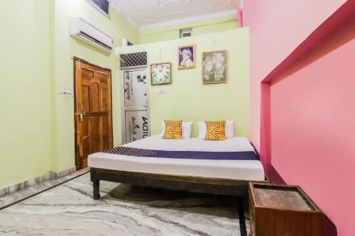 una camera da letto con un letto in una stanza di SPOT ON Maharani guest house a Ayodhya