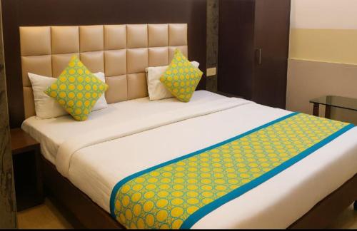 Postel nebo postele na pokoji v ubytování Hotel New Krishna Shiv Dham- Ideal For Families