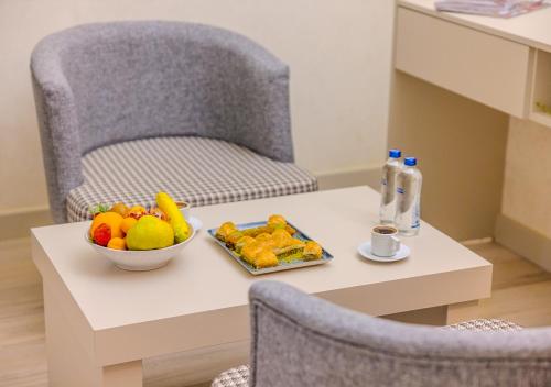 Ayçiçeği Comfort Otel في أديرني: طاولة عليها صحن من الفواكه