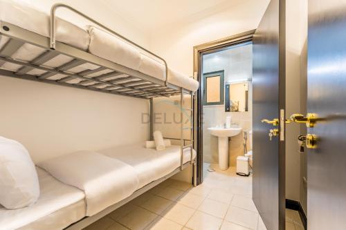 Premier Beachside Villa with Community Pool Access, Perfectly Located Near Nakheel Mall, the Monorail, and Aquaventure Waterpark, Canal Cove, Palm Jumeirah by Deluxe Holiday Homes photo 3