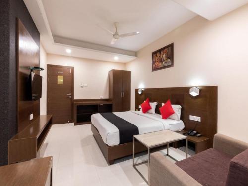 une chambre d'hôtel avec un lit et un canapé dans l'établissement Hotel Ayushi Park # Palace Near Mahakal Temple And Railway Station - Fully Air Conditioned rooms,wifi And Lift And Resturant ,Parking Available-Best Hotel, à Ujjain