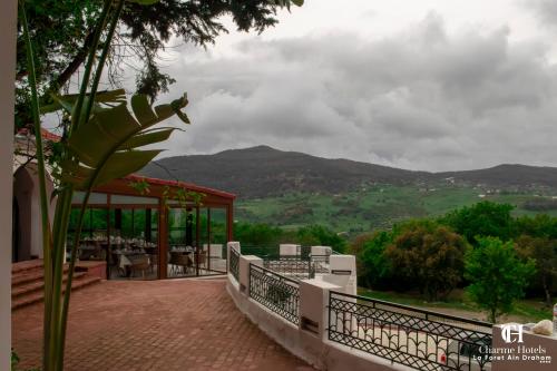 Ein allgemeiner Bergblick oder ein Berglick von des Hotels aus