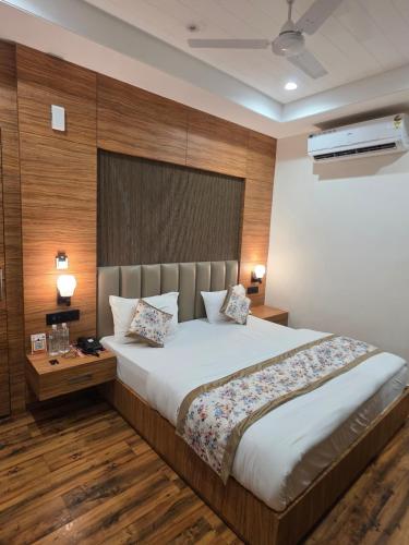 Ένα ή περισσότερα κρεβάτια σε δωμάτιο στο Gaurang Palace