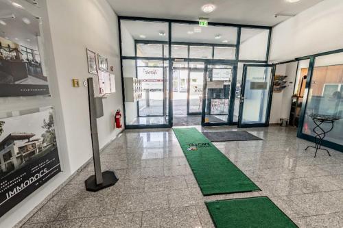 a hallway with a green carpet in a building at smartMotel in Kempten