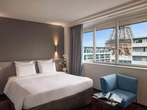 Una cama o camas en una habitación de Pullman Paris Tour Eiffel