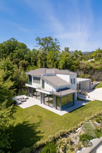 an aerial view of a house with a garden at La Casa Del Rio in Kymi