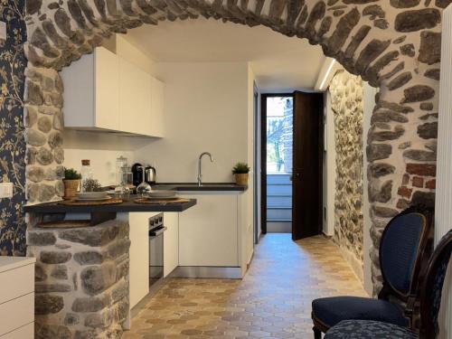 Una cocina con un arco de piedra con fregadero y encimera. en piazza Immacolata 12, en Filetto