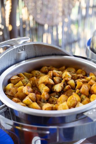 een pan vol eten die op een fornuis staat bij Long Beach Resort Koh Rong in Koh Rong Island