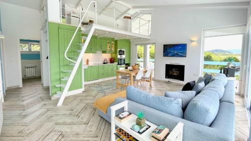 TV a/nebo společenská místnost v ubytování Celtigos Beach Resort