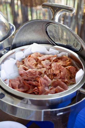 een pan gevuld met vlees op een fornuis bij Long Beach Resort Koh Rong in Koh Rong Island