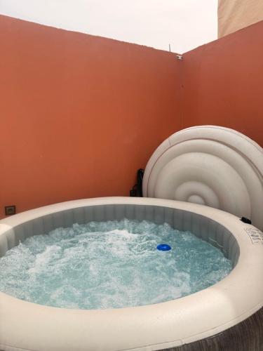 Fotografie z fotogalerie ubytování Riad Marocain avec jacuzzi sur la terrasse entièrement louer avec 3 chambres pour 6 personnes dans la médina proche de la place Jemma el fna v Marrákéši