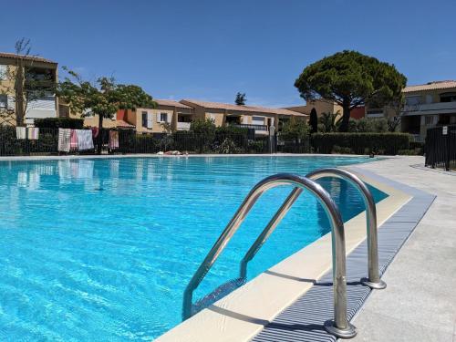 Appartement Privé, Élégant et Cozy, Jardin, Garage, Piscine, Cuisine Équipée, aux portes des Calanques
