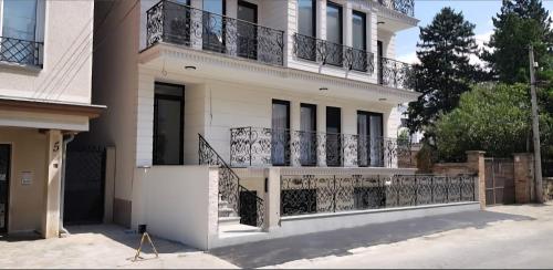 Το κτήριο όπου στεγάζεται  το διαμέρισμα