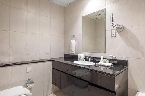 un bagno con lavandino e specchio di FIRST CLASS Studio Cozy Elegance a Dubai