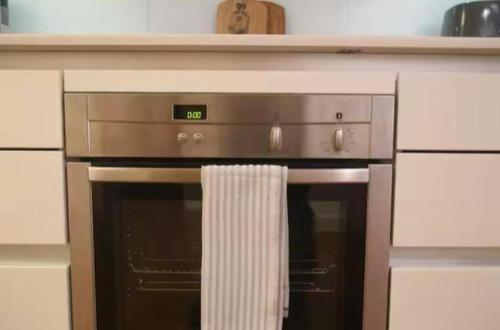 Cuisine ou kitchenette dans l'établissement Charming 2 Bedroom Flat in the Heart of London, 2 mins to Trafalgar Square!