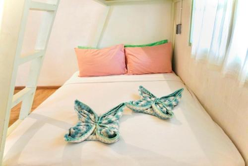 En eller flere senge i et værelse på Green Stay Bangkok - Eco Hotel Near Khaosan