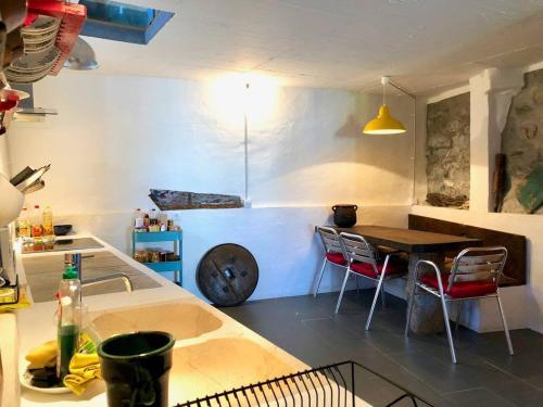 a kitchen with a table and a table and chairs at OBarqueiro - El descanso del Peregrino in O Barqueiro