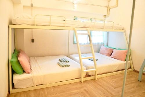 En eller flere senge i et værelse på Green Stay Bangkok - Eco Hotel Near Khaosan