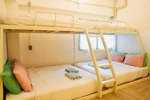 En eller flere senge i et værelse på Green Stay Bangkok - Eco Hotel Near Khaosan
