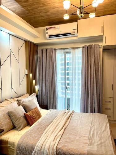 Ένα ή περισσότερα κρεβάτια σε δωμάτιο στο Cozy and Stylish Studio at Inspiria with Balcony and City Views Free WiFi and Netflix beside Abreeza Mall