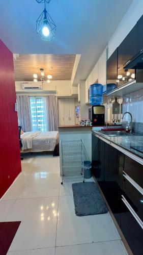 Η κουζίνα ή μικρή κουζίνα στο Cozy and Stylish Studio at Inspiria with Balcony and City Views Free WiFi and Netflix beside Abreeza Mall