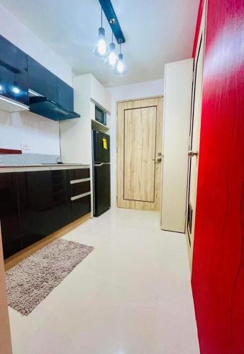 Η κουζίνα ή μικρή κουζίνα στο Cozy and Stylish Studio at Inspiria with Balcony and City Views Free WiFi and Netflix beside Abreeza Mall