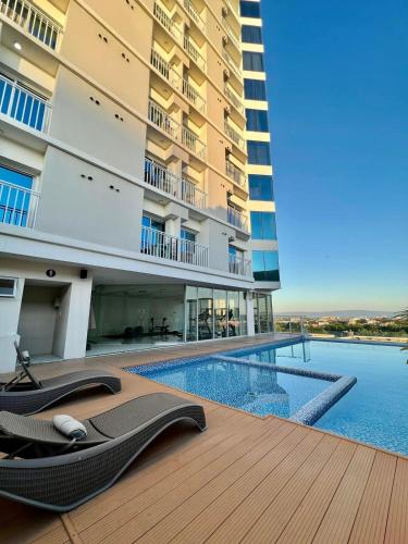 Πισίνα στο ή κοντά στο Cozy and Stylish Studio at Inspiria with Balcony and City Views Free WiFi and Netflix beside Abreeza Mall