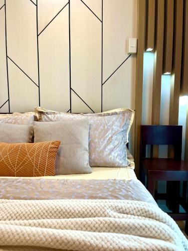 Ένα ή περισσότερα κρεβάτια σε δωμάτιο στο Cozy and Stylish Studio at Inspiria with Balcony and City Views Free WiFi and Netflix beside Abreeza Mall