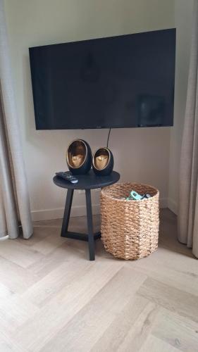a table with two candles on it next to a basket at Groene heuvels 101 in Ewijk