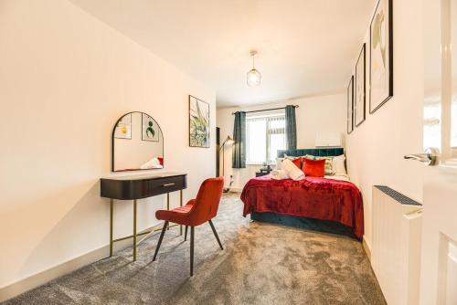 - une chambre avec un bureau, un lit et un miroir dans l'établissement 1 Bed Apartment Near Coop Live Etihad Stadium, à Manchester