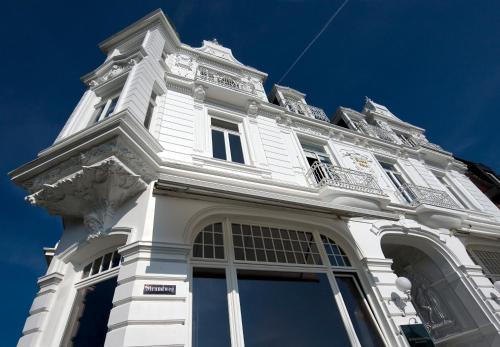 ein weißes Gebäude mit einem Fenster darüber in der Unterkunft stilwerk Strandhotel Blankenese in Hamburg