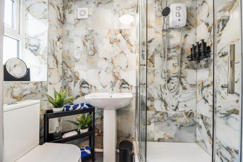 une salle de bain avec lavabo et douche dans l'établissement 1 Bed Apartment Near Coop Live Etihad Stadium, à Manchester