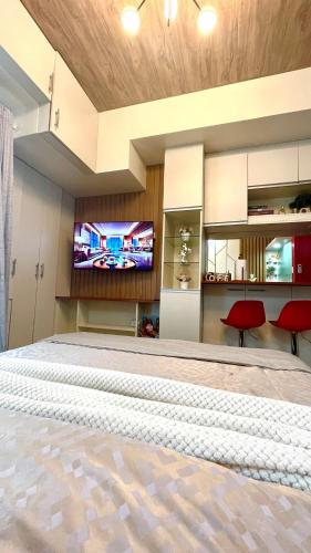 Μια τηλεόραση ή/και κέντρο ψυχαγωγίας στο Cozy and Stylish Studio at Inspiria with Balcony and City Views Free WiFi and Netflix beside Abreeza Mall