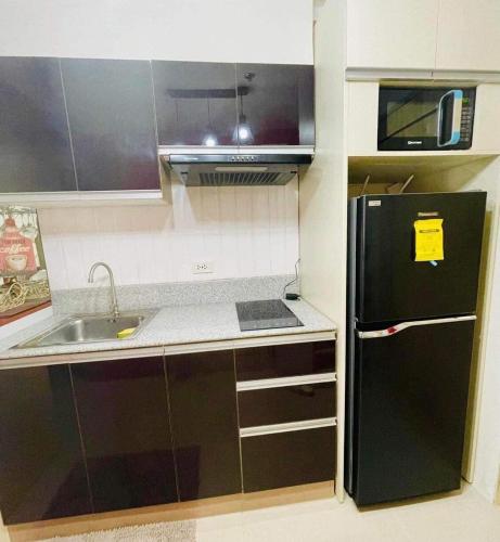 Η κουζίνα ή μικρή κουζίνα στο Cozy and Stylish Studio at Inspiria with Balcony and City Views Free WiFi and Netflix beside Abreeza Mall
