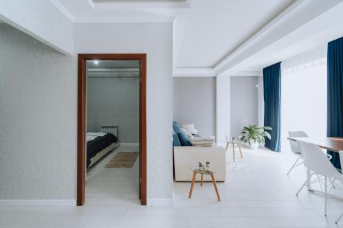 Χώρος καθιστικού στο Sunny 1BR on Riscani Parks & Buses Steps Away