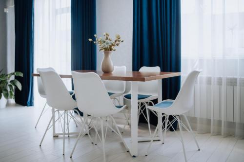 Sunny 1BR on Riscani with French Balcony
