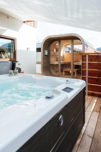 a jacuzzi tub in a room on a yacht at Bierhotel in Oberstdorf