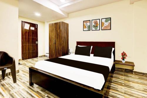 Postel nebo postele na pokoji v ubytování Hotel O Akshaya Bheemas Inn