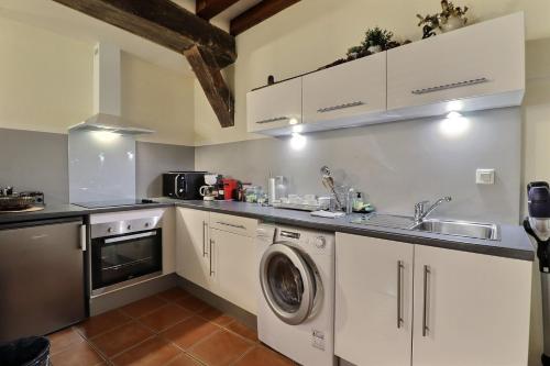 Kuchyň nebo kuchyňský kout v ubytování Appart de la monnaie - déconnexion au coeur de la ville