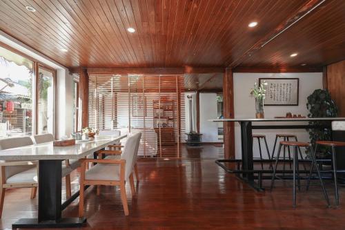 a dining room with a table and chairs at Lijiang Sadhu Inn in Lijiang