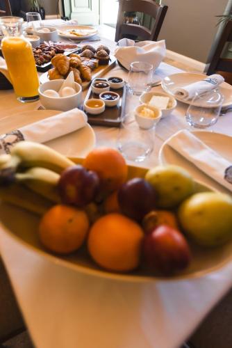 a table with a plate of fruit on it at Ura e Kovacit Agrotourism in Voskopojë