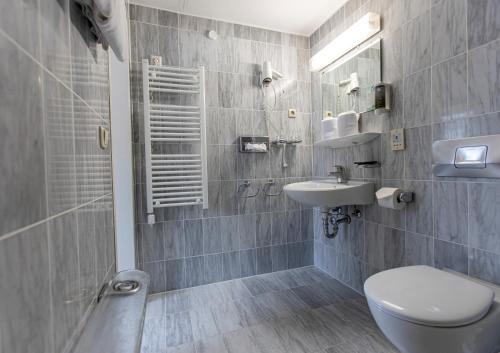 a bathroom with a toilet and a sink at Hotel Pelikan in Schwäbisch Gmünd